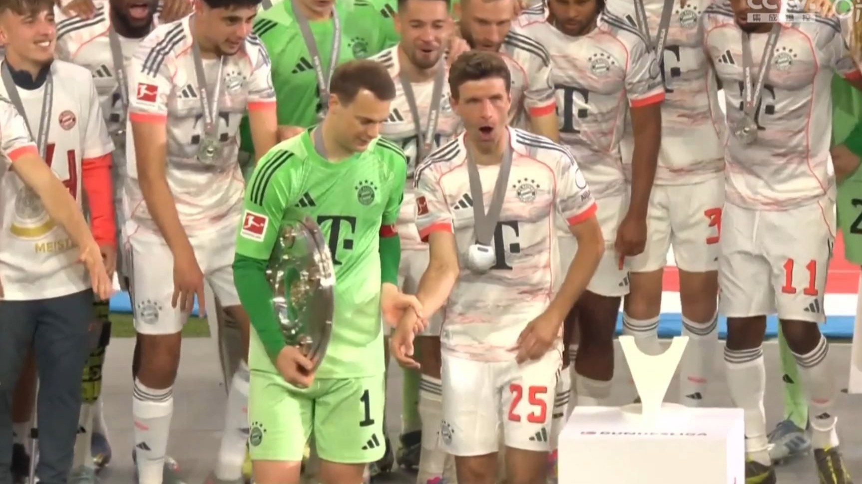 九游娱乐APP-拜仁观众热烈欢呼！，穆古鲁扎迎来十赛季出色发挥赛场气氛高涨(穆古鲁扎世界排名)